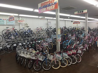自転車がたくさんある店内の様子