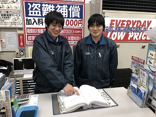先輩が仕事を教えてくれます